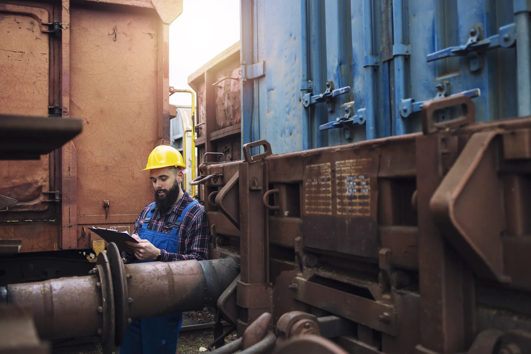 Técnicos de Zama Energy realizando mantenimiento de planta eléctrica